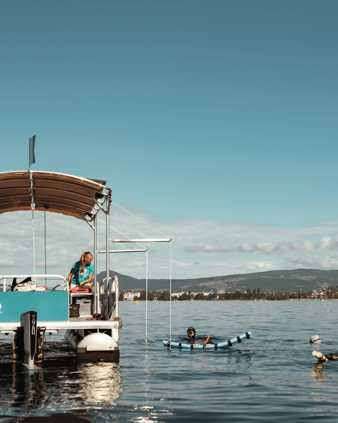 Plongée le soir d'un groupe dans le lac d'Annecy